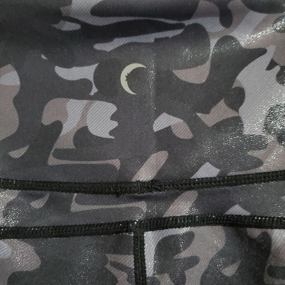 VYIA Active Camo Capri Leggings – Size 8-10 - Picture 7 of 11